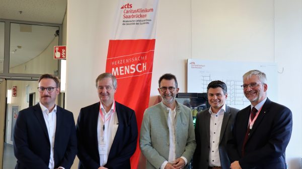 Personen bem Notfalltag Saar (v.l.n.r.): Timm Mathis, Geschäftsführer des ZRF Saar; Prof. Dr. Andreas Sielenkämper; Chefarzt für Anästhesiologie am CaritasKlinikum Saarbrücken; Innenminister Reinhold Jost; Florian Schäfer, MdL; San.-Rat Dr. Thomas Schlechtriemen, Ärztliche Leiter Rettungsdienst beim ZRF.