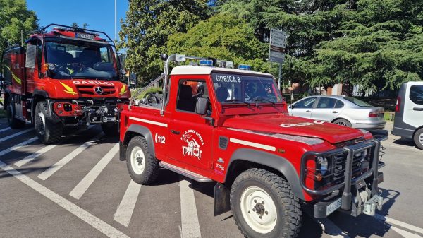 Slowenien: Landrover Defender 90 und Mercedes-Benz Unimog der Feuerwehr Nova Gorica. Damit sind auch Einsätze im Wald und schwierigem Gelände möglich.