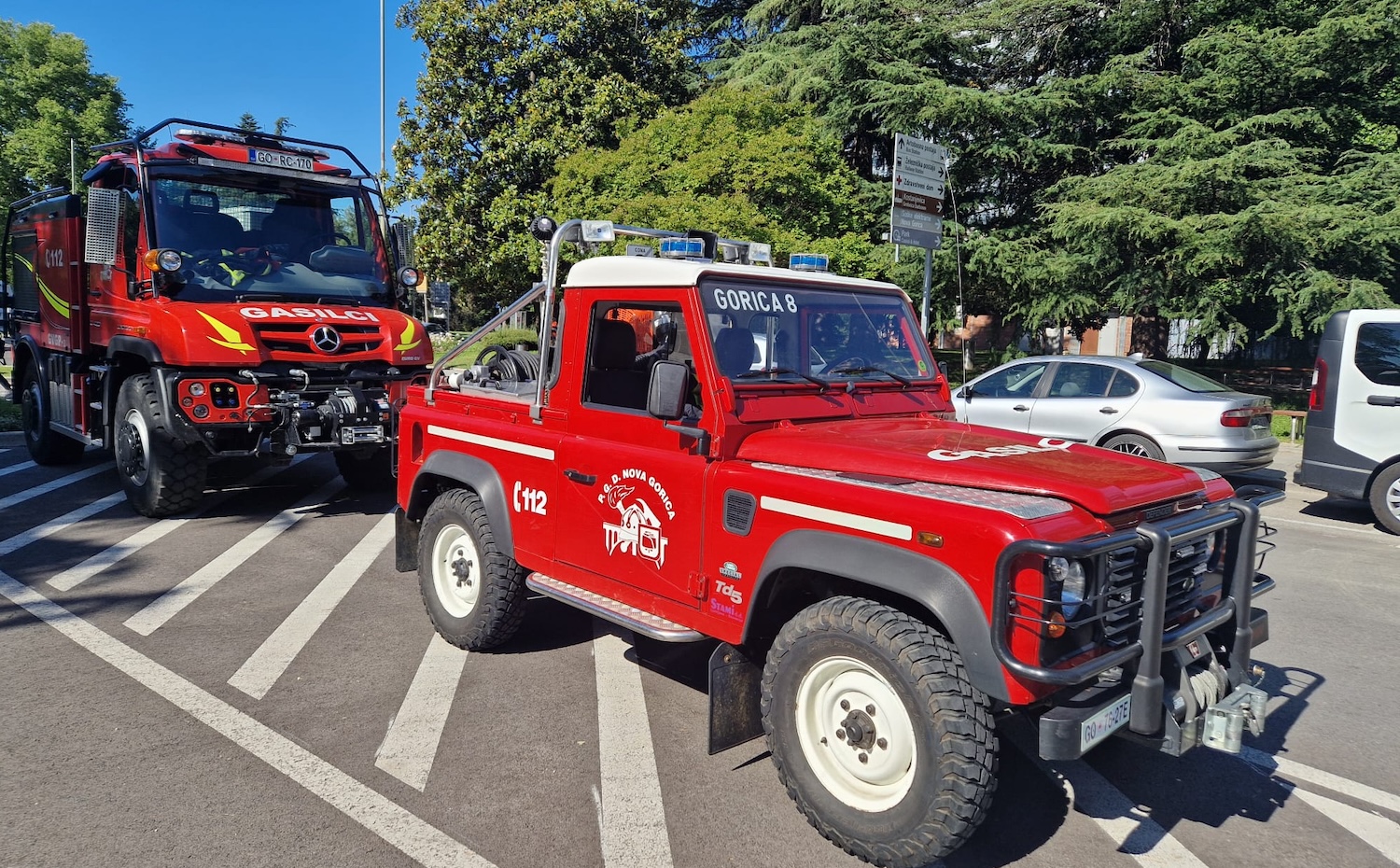 Slowenien: Landrover Defender 90 und Mercedes-Benz Unimog der Feuerwehr Nova Gorica. Damit sind auch Einsätze im Wald und schwierigem Gelände möglich.