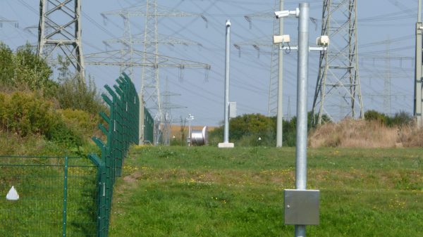 KRITIS-Schutz entsteht durch das Zusammenspiel von Perimetersicherheit, Videotechnik, Zutrittssteuerung sowie Einbruch- und Brandschutz.
