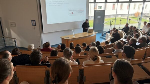 Einführungsveranstaltung im eigens umgebauten Hörsaalgebäude, durchgeführt durch den Projektoffizier an der Universitätsmedizin Mainz