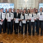 Innenstaatssekretär Martin Rößler und der 1. Vorsitzende des Hessischen Polizeisportausschusses, Polizeidirektor Stefan Müller mit geehrten Polizeisportlerinnen