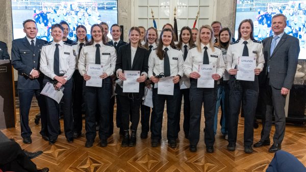 Innenstaatssekretär Martin Rößler und der 1. Vorsitzende des Hessischen Polizeisportausschusses, Polizeidirektor Stefan Müller mit geehrten Polizeisportlerinnen
