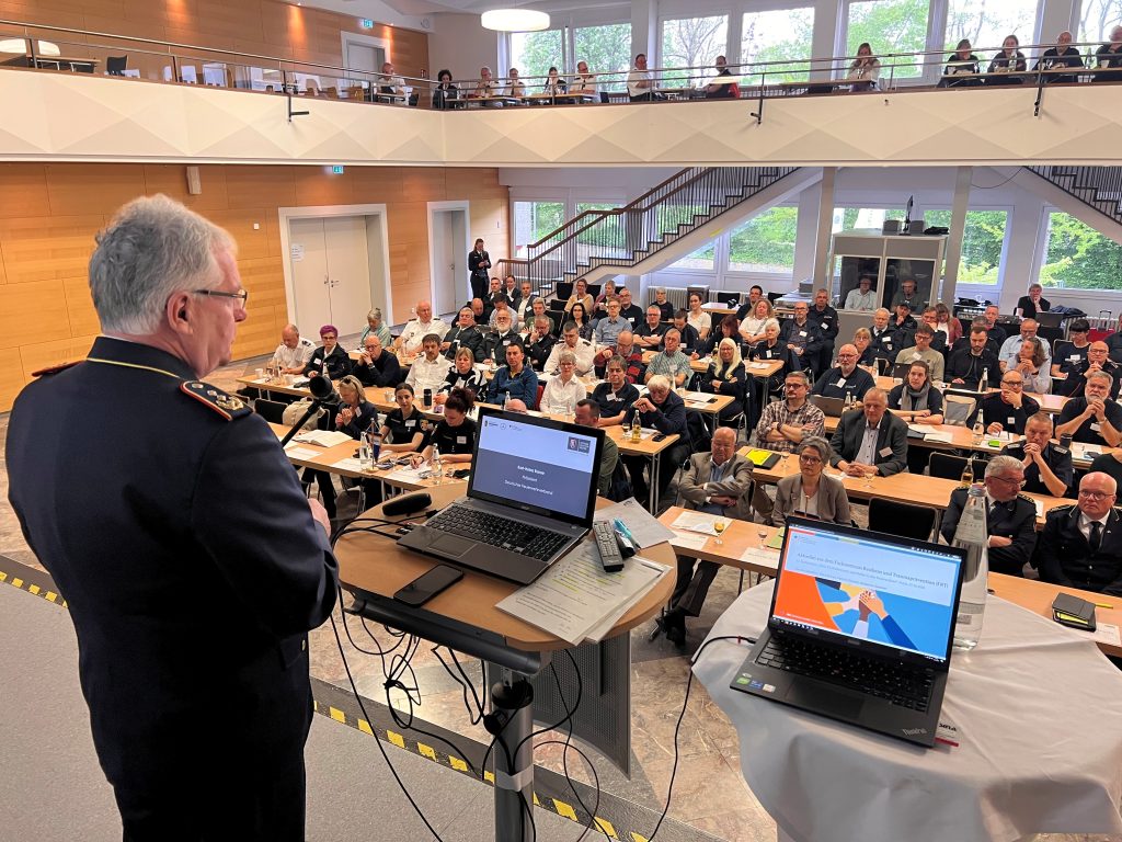Symposium: Karl-Heinz Banse bei der Eröffnung des 12. Symposium "Hilfe für Helferinnen und Helfer in den Feuerwehren"