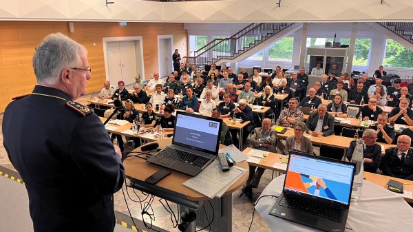 Symposium: Karl-Heinz Banse bei der Eröffnung des 12. Symposium "Hilfe für Helferinnen und Helfer in den Feuerwehren"