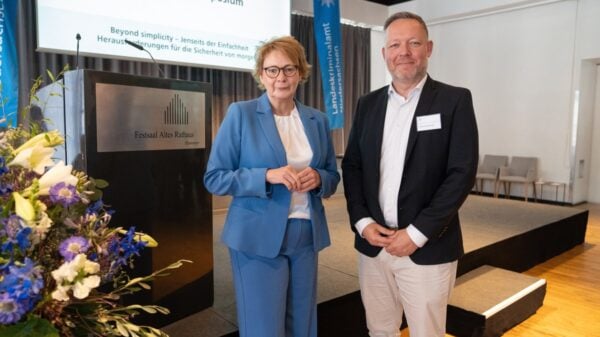 Daniela Behrens, Ministerin für Inneres, Sport und Digitalisierung, und Thorsten Massinger, Präsident des LKA Niedersachsen, eröffnen das 16. LKA Symposium in Hannover.