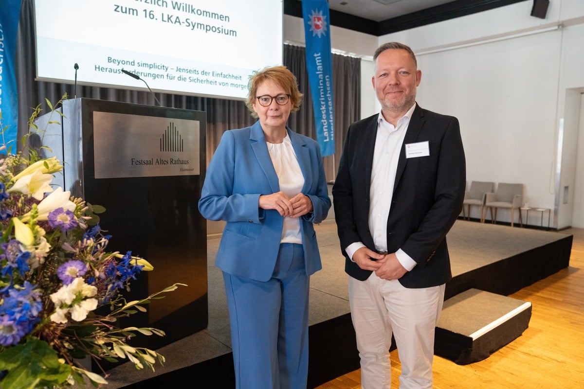 Daniela Behrens, Ministerin für Inneres, Sport und Digitalisierung, und Thorsten Massinger, Präsident des LKA Niedersachsen, eröffnen das 16. LKA Symposium in Hannover.