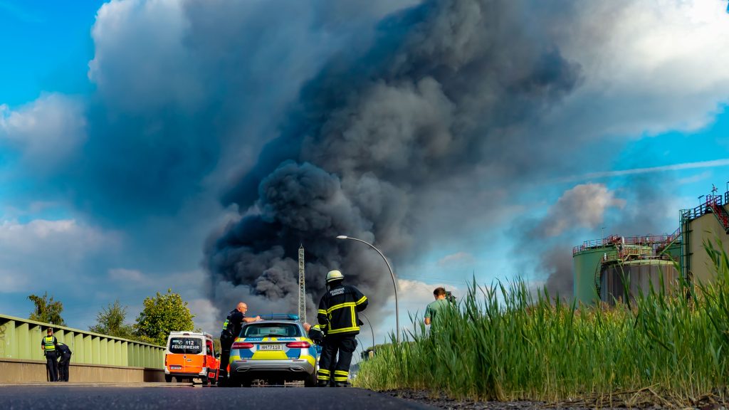 Einsatzhygiene: Großeinsatz der Feuerwehr nach einer Explosion.