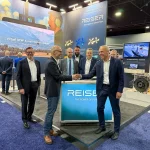 Dr. Krystian Pracz, CEO DRF Luftrettung, und Johannes Hain, CEO von RST, bekräftigen auf der Verticon in Atlanta ihre Zusammenarbeit.
