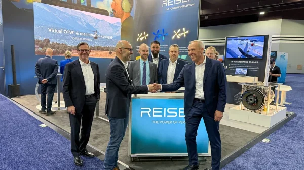 Dr. Krystian Pracz, CEO DRF Luftrettung, und Johannes Hain, CEO von RST, bekräftigen auf der Verticon in Atlanta ihre Zusammenarbeit.