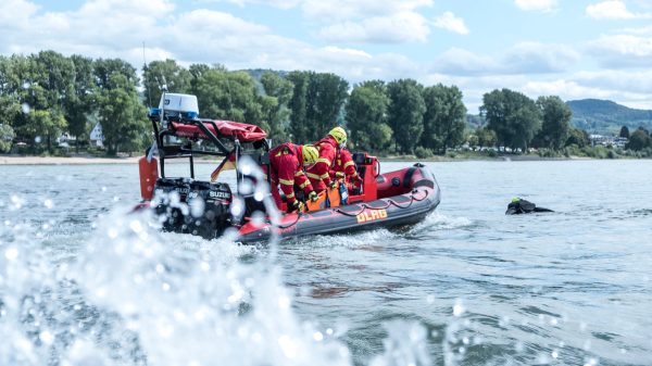 Damit es nicht mehr zu Badeunfällen im Rhein kommt, fordert die DLRG Bezirk Bonn e. V. ein umfassendes Badeverbot