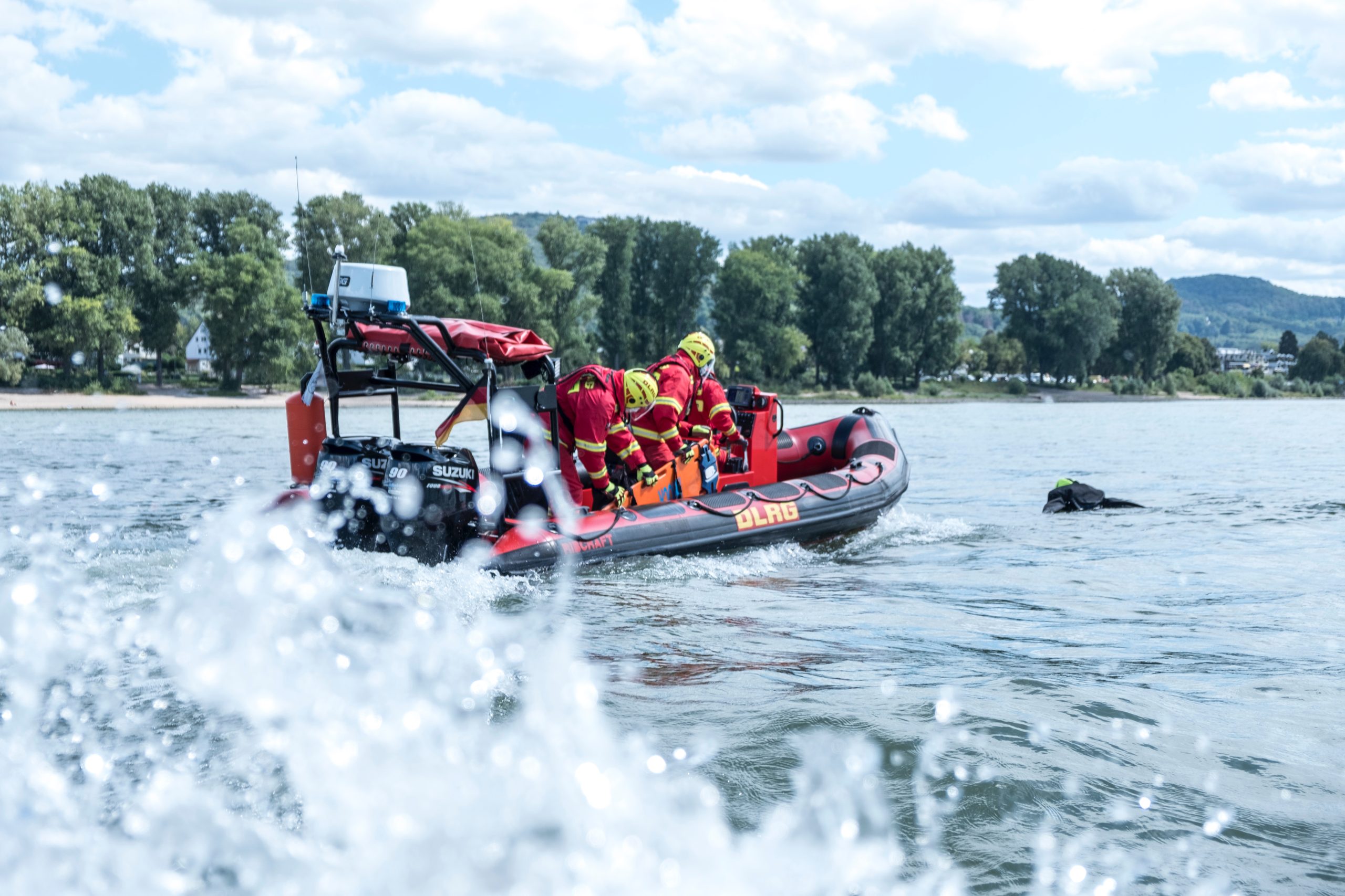 Damit es nicht mehr zu Badeunfällen im Rhein kommt, fordert die DLRG Bezirk Bonn e. V. ein umfassendes Badeverbot