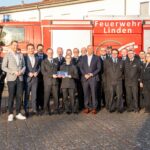 Nachwuchsgewinnung: Innenminister Roman Poseck, Fabian Wedemann Bürgermeister Stadt Linden und Landtagsabgeordneter Lucas Schmitz mit Mitgliedern der Feuerwehr Linden