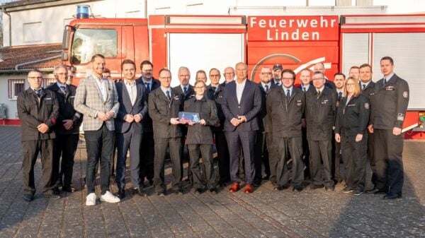 Nachwuchsgewinnung: Innenminister Roman Poseck, Fabian Wedemann Bürgermeister Stadt Linden und Landtagsabgeordneter Lucas Schmitz mit Mitgliedern der Feuerwehr Linden