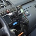 TETRA-Digitalfunk-Handbedienteil am Armaturenbrett eines Polizeifahrzeugs