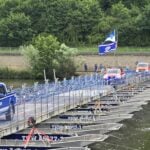 Etwa 300 Einsatzkräfte errichteten in nur wenigen Stunden eine rund 120 Meter lange Brücke aus Pontonbooten.