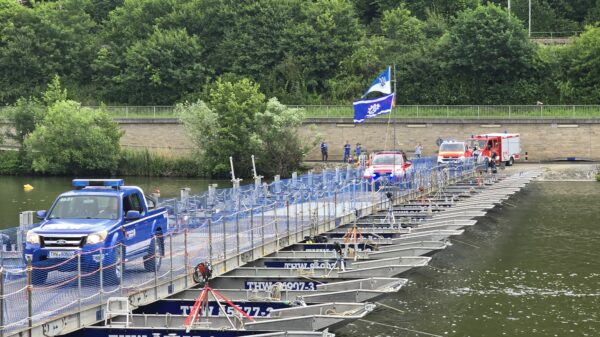 Etwa 300 Einsatzkräfte errichteten in nur wenigen Stunden eine rund 120 Meter lange Brücke aus Pontonbooten.