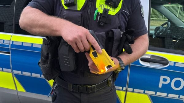 Polizeibeamte wie André Luhmer führen beim Dienst in Bonn den Taser mit sich.