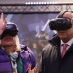 Innenminister Roman Poseck und Digitalministerin Kristina Sinemus testen die VR-Trainingsbrillen