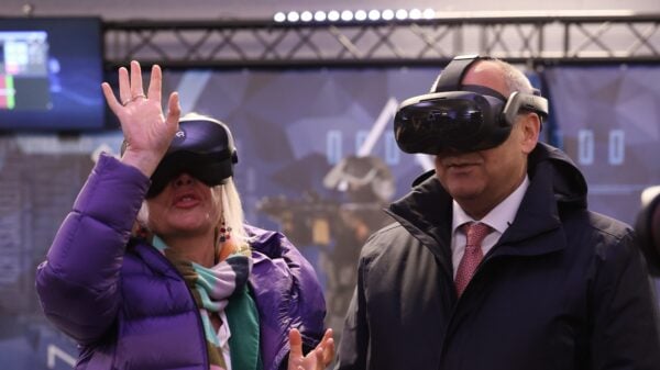 Innenminister Roman Poseck und Digitalministerin Kristina Sinemus testen die VR-Trainingsbrillen