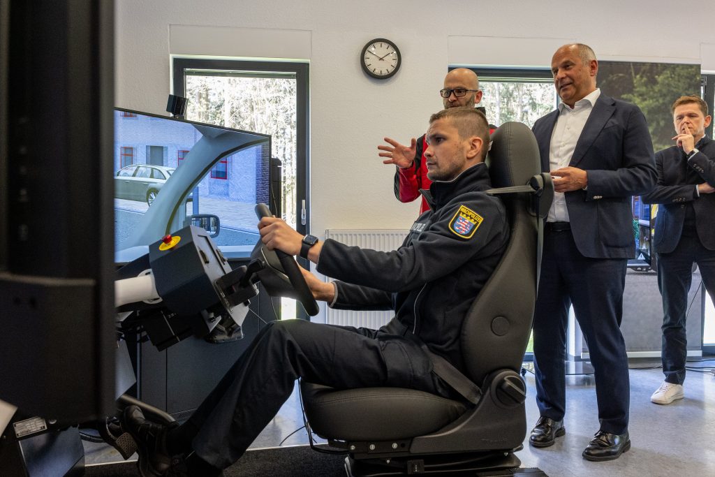 Simulationstechnik: Innenminister Roman Poseck bei der Vorstellung des Einsatzfahrtsimulators der Polizei Hessen