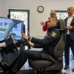 Simulationstechnik: Innenminister Roman Poseck bei der Vorstellung des Einsatzfahrtsimulators der Polizei Hessen