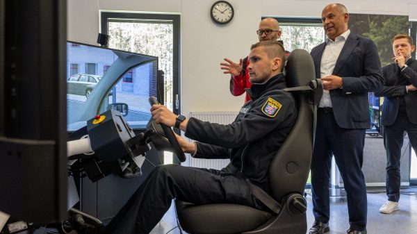 Simulationstechnik: Innenminister Roman Poseck bei der Vorstellung des Einsatzfahrtsimulators der Polizei Hessen