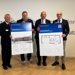 Standardisierte Feuerwehrhäuser für Hessen: Norbert Fischer, Präsident des Landesfeuerwehrverbandes Hessen, der Weilroder Bürgermeister Götz Esser, Heimatschutzminister Roman Poseck und Tobias Bräunlein, Leiter der Abteilung Brand- und Katastrophenschutz, Heimatschutz und Krisenmanagement im Hessischen Innenministerium (v. l. n. r.)