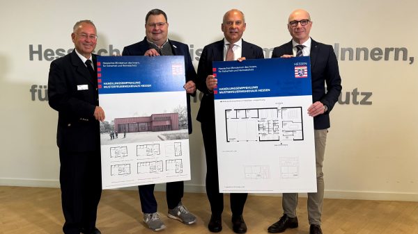 Standardisierte Feuerwehrhäuser für Hessen: Norbert Fischer, Präsident des Landesfeuerwehrverbandes Hessen, der Weilroder Bürgermeister Götz Esser, Heimatschutzminister Roman Poseck und Tobias Bräunlein, Leiter der Abteilung Brand- und Katastrophenschutz, Heimatschutz und Krisenmanagement im Hessischen Innenministerium (v. l. n. r.)