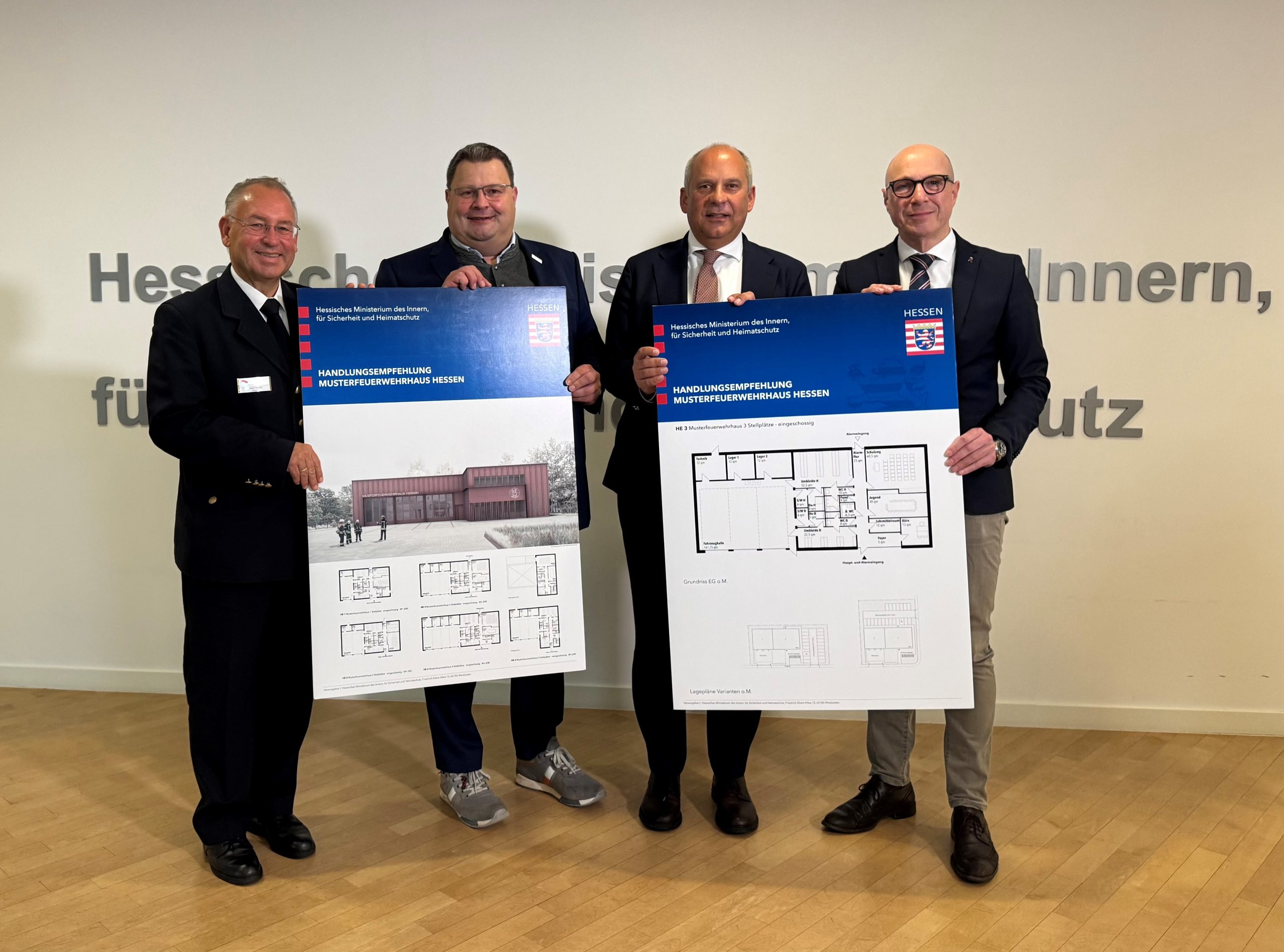 Standardisierte Feuerwehrhäuser für Hessen: Norbert Fischer, Präsident des Landesfeuerwehrverbandes Hessen, der Weilroder Bürgermeister Götz Esser, Heimatschutzminister Roman Poseck und Tobias Bräunlein, Leiter der Abteilung Brand- und Katastrophenschutz, Heimatschutz und Krisenmanagement im Hessischen Innenministerium (v. l. n. r.)
