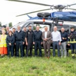 Innenminister Roman Poseck unter anderem mit Regierungspräsident Dr. Christoph Ulrich, Bürgermeister Manuel Rosenke und teilnehmenden Einsatzkräften an der Waldbrandbekämpfungsübung