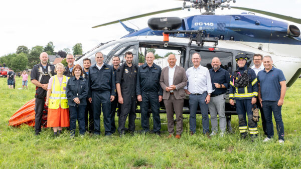 Innenminister Roman Poseck unter anderem mit Regierungspräsident Dr. Christoph Ulrich, Bürgermeister Manuel Rosenke und teilnehmenden Einsatzkräften an der Waldbrandbekämpfungsübung
