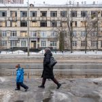 Der Winter setzt den Menschen in der Ukraine massiv zu. In ihren zerstörten Häusern sind sie der Kälte schutzlos ausgeliefert.