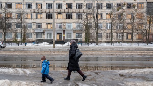 Der Winter setzt den Menschen in der Ukraine massiv zu. In ihren zerstörten Häusern sind sie der Kälte schutzlos ausgeliefert.