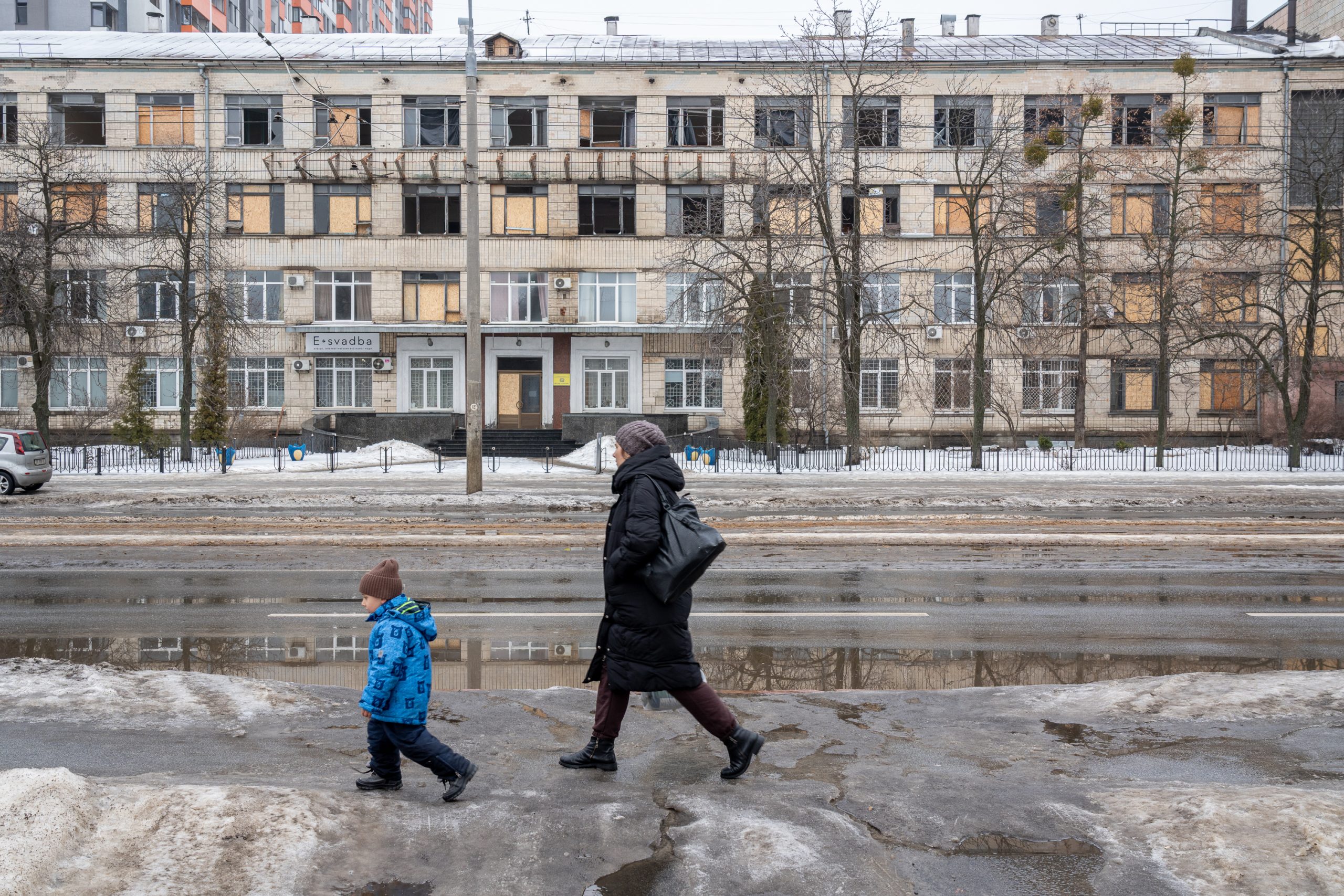 Der Winter setzt den Menschen in der Ukraine massiv zu. In ihren zerstörten Häusern sind sie der Kälte schutzlos ausgeliefert.