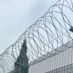 Sicherheitstechnik: Sicherheitszaun mit Übersteigschutz und Schutz vor Untergraben.