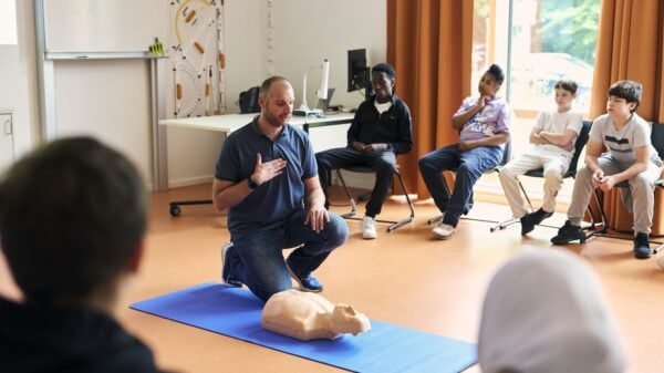 Tillmann zum Reanimationsunterricht: „Gemeinsam stärken wir Kinder, im Notfall zu helfen.“