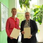 Reanimationsunterricht: Vorständin der ADAC Stiftung Christina Tillmann und Christine Streichert-Clivot, Bildungsministerin des Saarlandes nach der Unterzeichnung der Kooperationsvereinbarung.