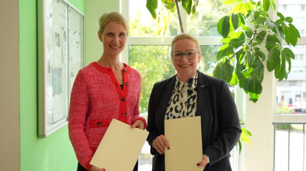 Reanimationsunterricht: Vorständin der ADAC Stiftung Christina Tillmann und Christine Streichert-Clivot, Bildungsministerin des Saarlandes nach der Unterzeichnung der Kooperationsvereinbarung.