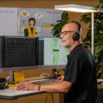 ADAC Telenotarzt bei der Arbeit: Das Telenotarztsystem ist als Ergänzung bestehender Notfallkonzepte gedacht. Ein Telenotarzt kann die Einsatzkräfte unterstützen und in Zweifelsfällen entscheiden, ob ein Notarzt vor Ort und eine klinische Behandlung notwendig sind.