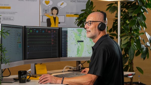 ADAC Telenotarzt bei der Arbeit: Das Telenotarztsystem ist als Ergänzung bestehender Notfallkonzepte gedacht. Ein Telenotarzt kann die Einsatzkräfte unterstützen und in Zweifelsfällen entscheiden, ob ein Notarzt vor Ort und eine klinische Behandlung notwendig sind.