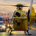 Schnelle Hilfe von oben: Ein Rettungshubschrauber der gemeinnützigen ADAC Luftrettung im Einsatz nach einem Verkehrsunfall.