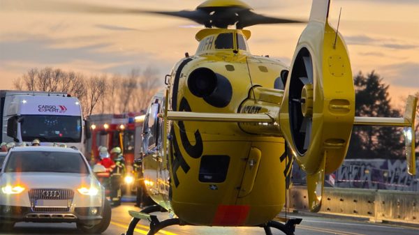 Schnelle Hilfe von oben: Ein Rettungshubschrauber der gemeinnützigen ADAC Luftrettung im Einsatz nach einem Verkehrsunfall.