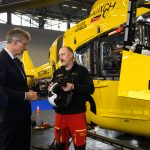 Auf der internationalen Hubschraubermesse in Köln stellte die ADAC Luftrettung die neueste Generation von Nachtsichtbrillen vor. Pilot Jan Weber (rechts) erklärt im Gespräch mit Bundesverkehrsminister Patrick Schnieder (Mitte) und Frédéric Bruder, Vorsitzender der Geschäftsführung der ADAC Luftrettung, die Vorteile des neuen Nachtsichtsystems.