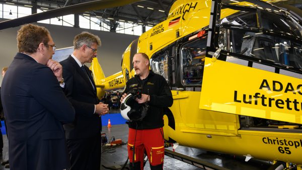 Auf der internationalen Hubschraubermesse in Köln stellte die ADAC Luftrettung die neueste Generation von Nachtsichtbrillen vor. Pilot Jan Weber (rechts) erklärt im Gespräch mit Bundesverkehrsminister Patrick Schnieder (Mitte) und Frédéric Bruder, Vorsitzender der Geschäftsführung der ADAC Luftrettung, die Vorteile des neuen Nachtsichtsystems.