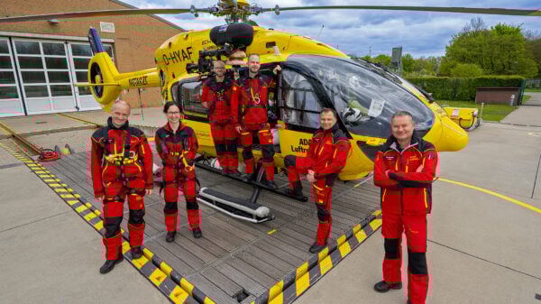 Stolz auf den „Rescue of the year Award“: Die Crew des ADAC Rettungshubschraubers „Christoph Hansa“. Die internationale Auszeichnung „würdigt eindrucksvoll die hohe Kompetenz der Hamburger Crew bei Spezialeinsätzen mit der Rettungswinde – und die große Bedeutung ihrer täglichen Arbeit im öffentlichen-rechtlichen Rettungsdienst“, lobte Frédéric Bruder, der Geschäftsführer der ADAC Luftrettung bei einer Mitarbeiterveranstaltung in München.