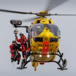 Training am Himmel über Büsum: Die Crew von "Christoph Hansa" trainiert kommende Woche hochanspruchsvolle Windeneinsätze am Helgolandkai.