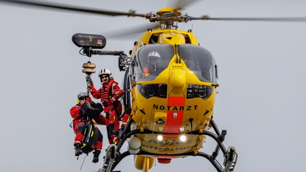 Training am Himmel über Büsum: Die Crew von "Christoph Hansa" trainiert kommende Woche hochanspruchsvolle Windeneinsätze am Helgolandkai.