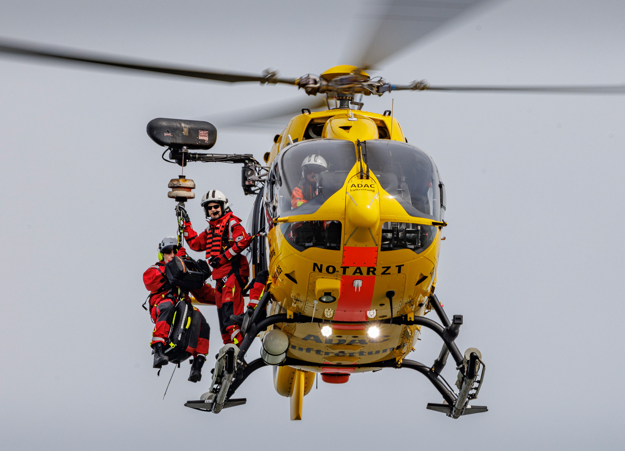 Training am Himmel über Büsum: Die Crew von "Christoph Hansa" trainiert kommende Woche hochanspruchsvolle Windeneinsätze am Helgolandkai.