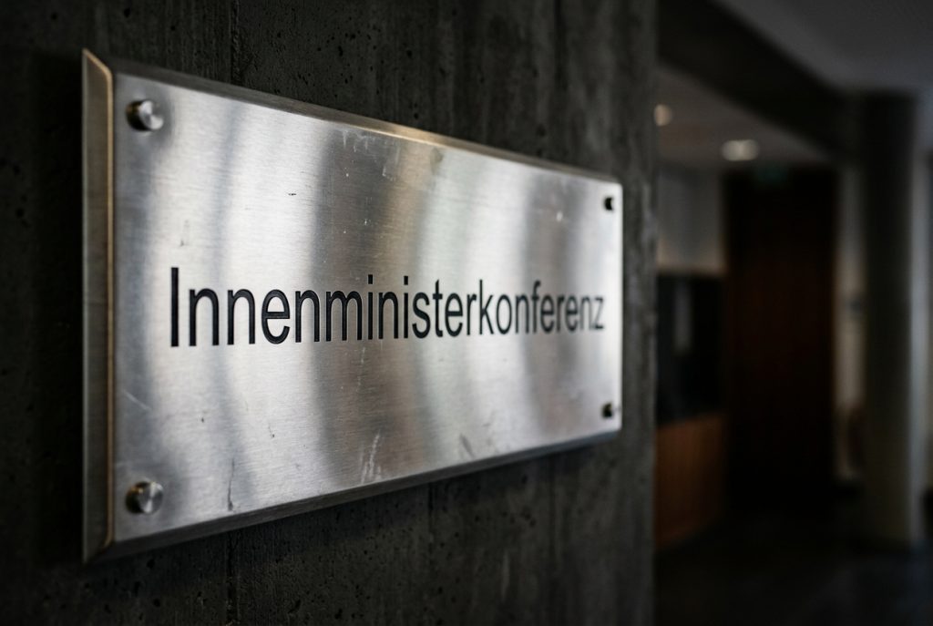 DPolG fordert zur Innenministerkonferenz unter anderem krisenfeste Polizeidienststellen, eine Absenkung des Strafmündigkeitsalters und stärkere Ermittlungsbefugnisse im Kampf gegen digitale Kriminalität.